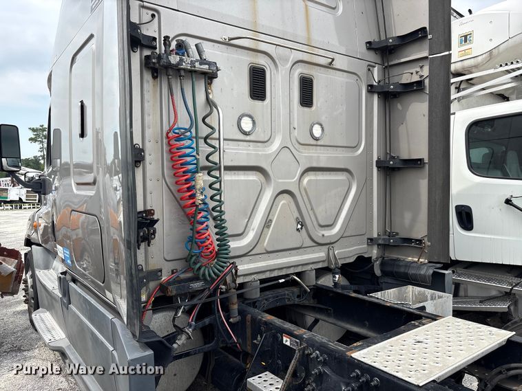 image for item YA3780 2017 Freightliner Cascadia semi truck