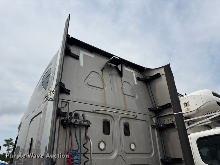 image for item YA3780 2017 Freightliner Cascadia semi truck