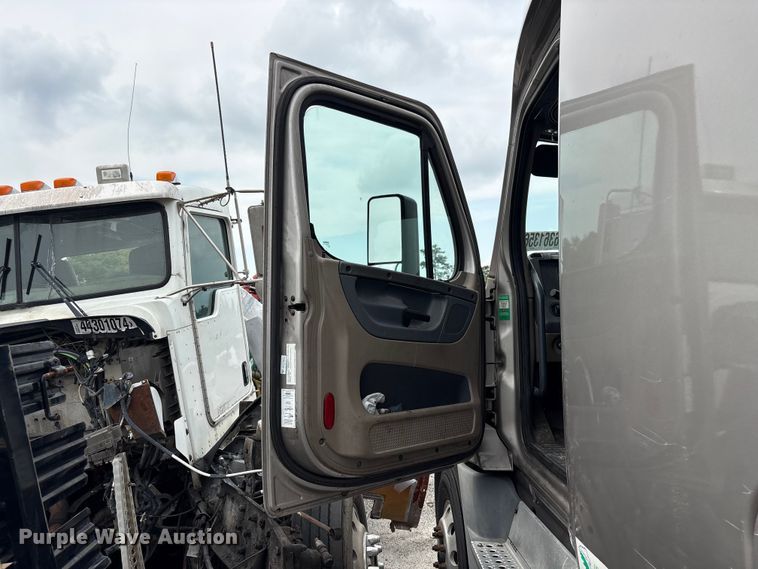image for item YA3780 2017 Freightliner Cascadia semi truck