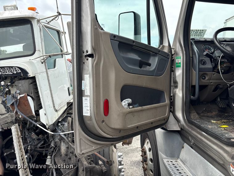 image for item YA3780 2017 Freightliner Cascadia semi truck