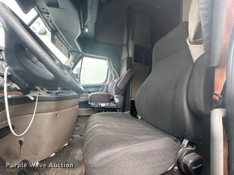 image for item YA3780 2017 Freightliner Cascadia semi truck