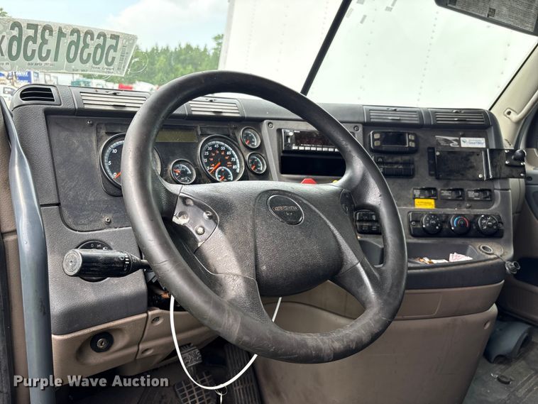 image for item YA3780 2017 Freightliner Cascadia semi truck