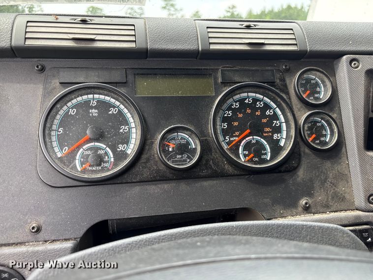image for item YA3780 2017 Freightliner Cascadia semi truck