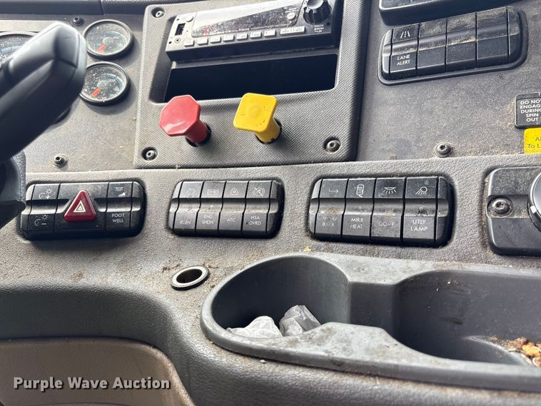image for item YA3780 2017 Freightliner Cascadia semi truck
