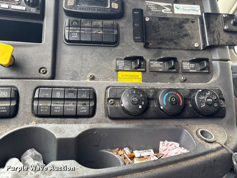 image for item YA3780 2017 Freightliner Cascadia semi truck