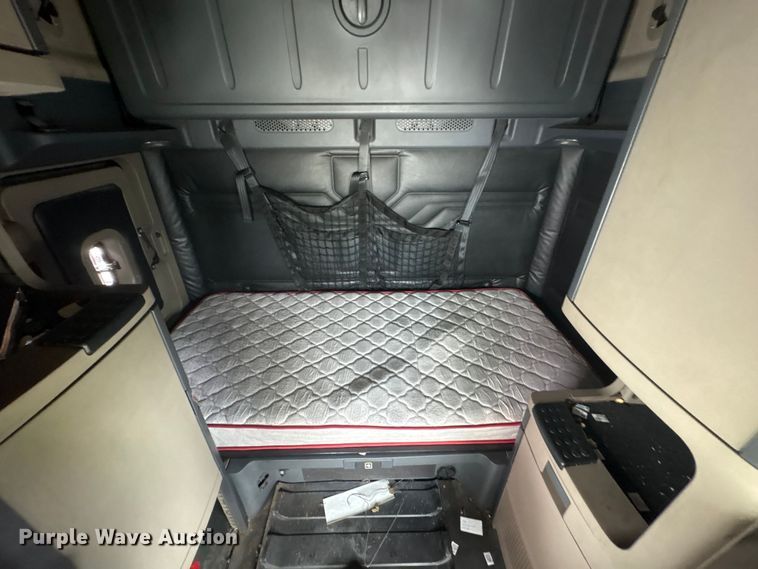 image for item YA3780 2017 Freightliner Cascadia semi truck