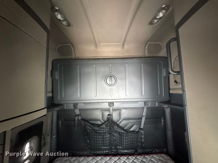 image for item YA3780 2017 Freightliner Cascadia semi truck
