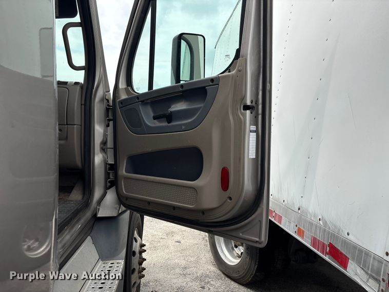image for item YA3780 2017 Freightliner Cascadia semi truck