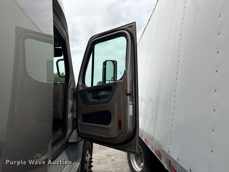 image for item YA3780 2017 Freightliner Cascadia semi truck