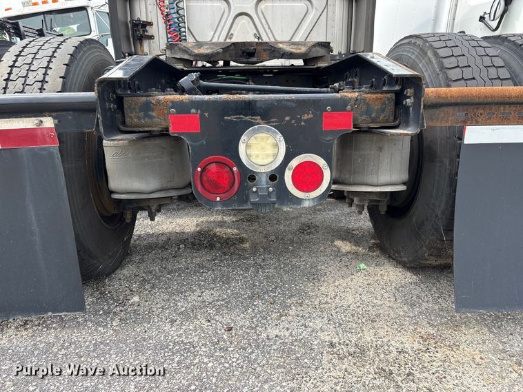 image for item YA3780 2017 Freightliner Cascadia semi truck