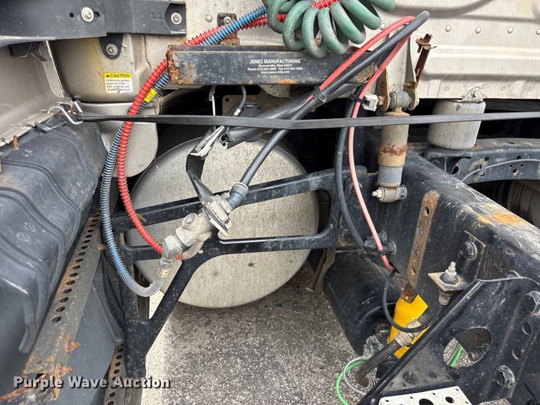 image for item YA3780 2017 Freightliner Cascadia semi truck