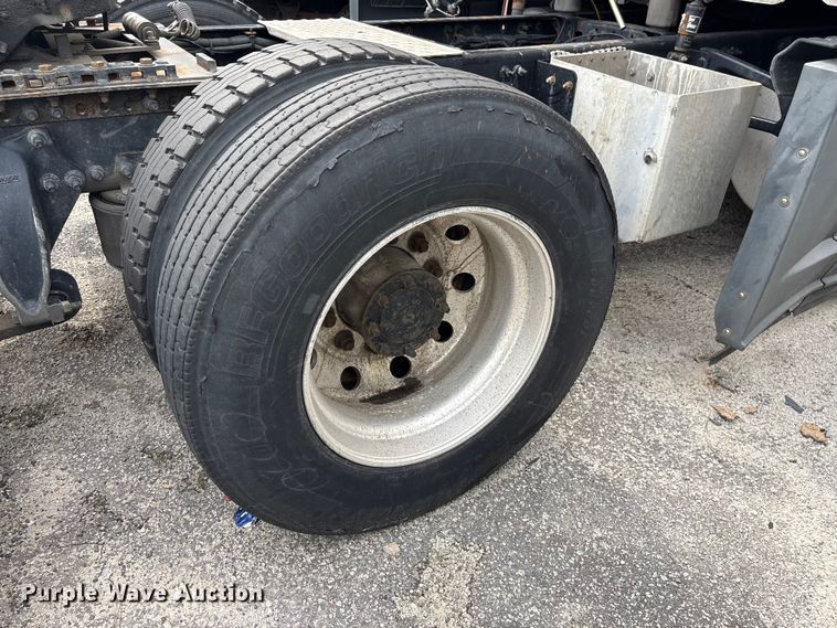 image for item YA3780 2017 Freightliner Cascadia semi truck