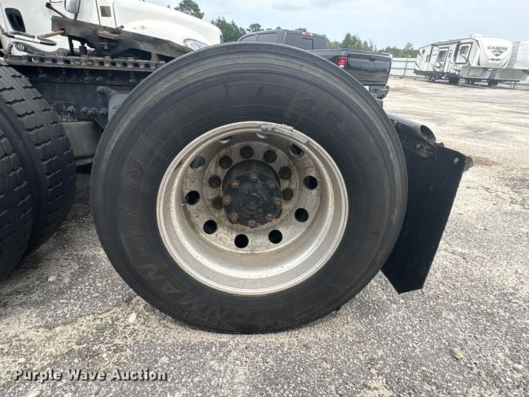 image for item YA3780 2017 Freightliner Cascadia semi truck