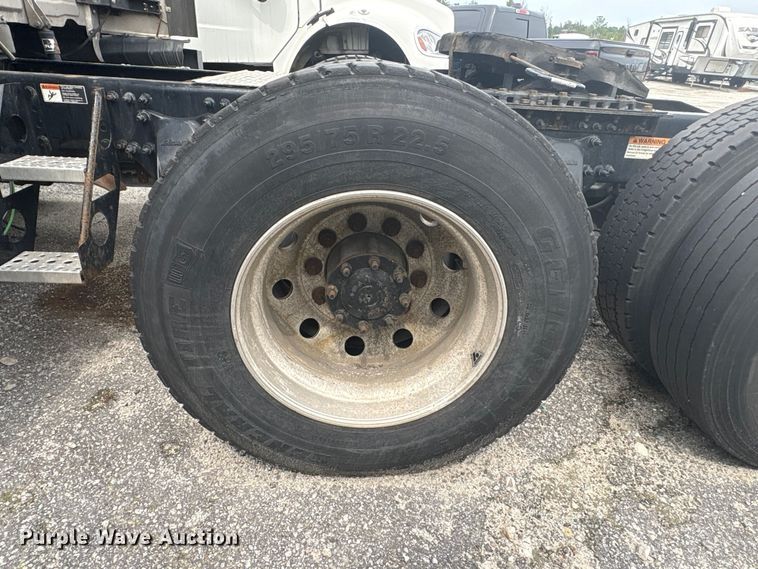 image for item YA3780 2017 Freightliner Cascadia semi truck