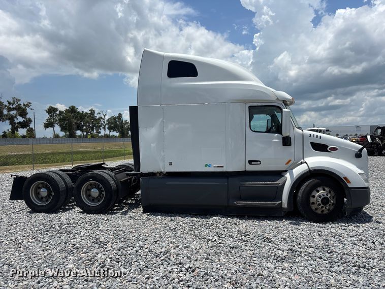 image for item YA3796 2019 Peterbilt 579 semi truck