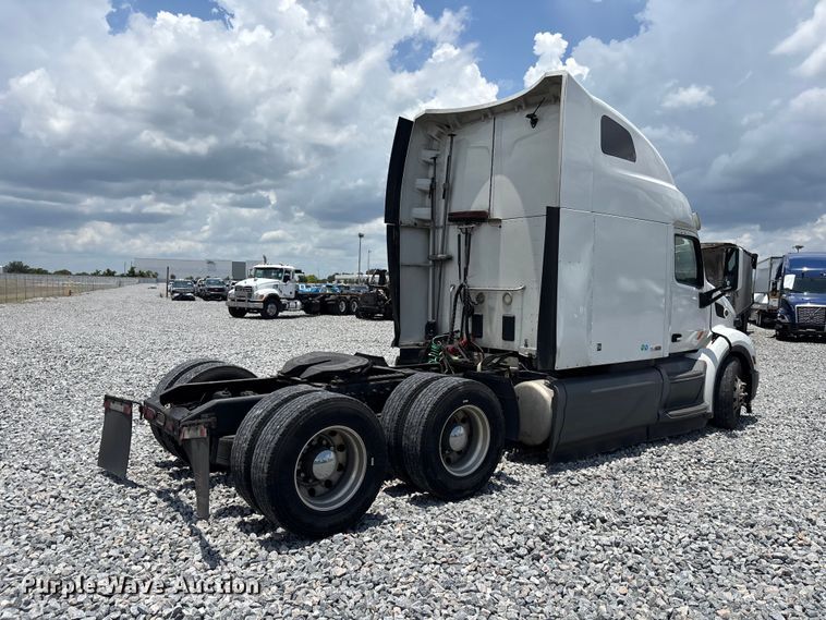 image for item YA3796 2019 Peterbilt 579 semi truck