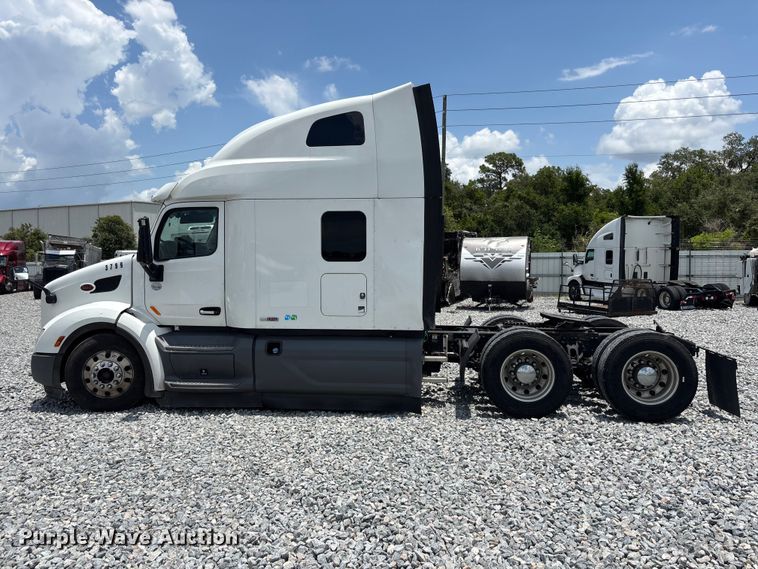 image for item YA3796 2019 Peterbilt 579 semi truck