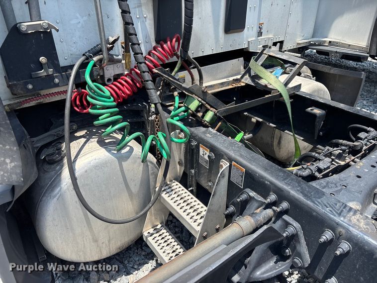 image for item YA3796 2019 Peterbilt 579 semi truck