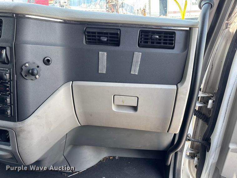 image for item YA3796 2019 Peterbilt 579 semi truck