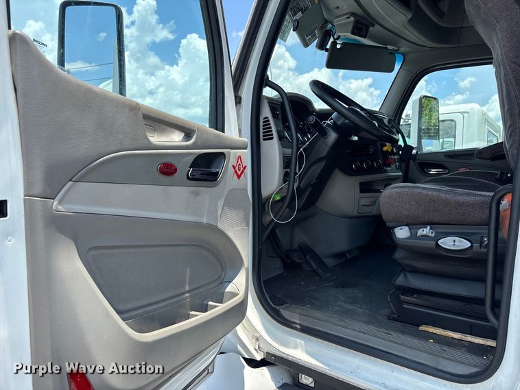 image for item YA3796 2019 Peterbilt 579 semi truck