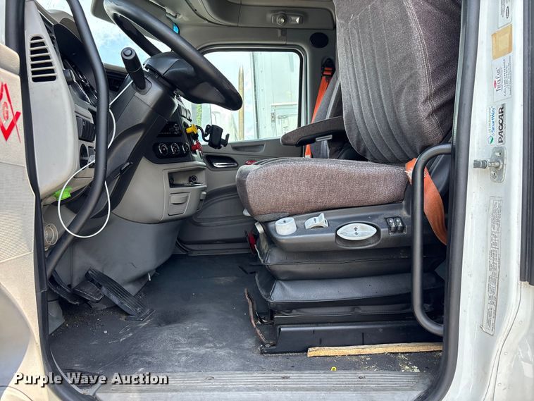 image for item YA3796 2019 Peterbilt 579 semi truck