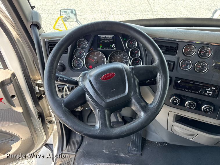 image for item YA3796 2019 Peterbilt 579 semi truck