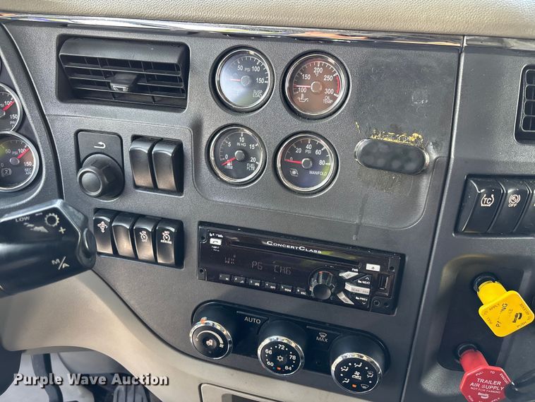 image for item YA3796 2019 Peterbilt 579 semi truck