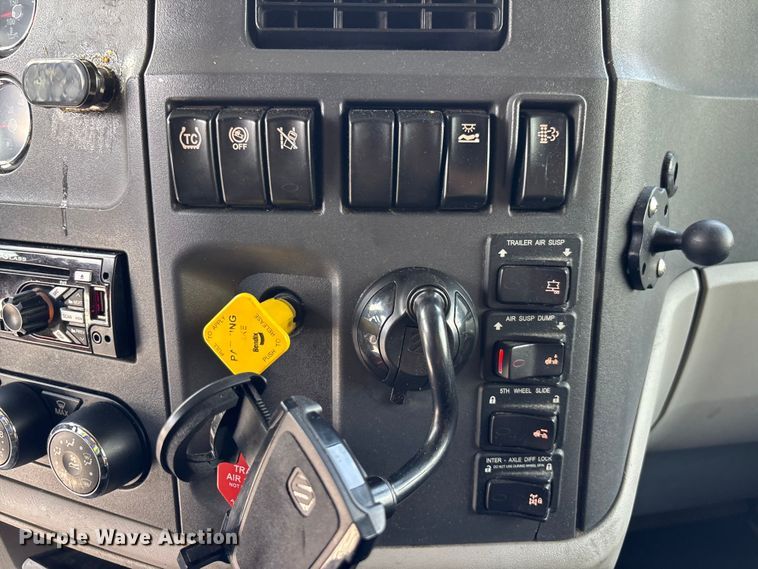 image for item YA3796 2019 Peterbilt 579 semi truck
