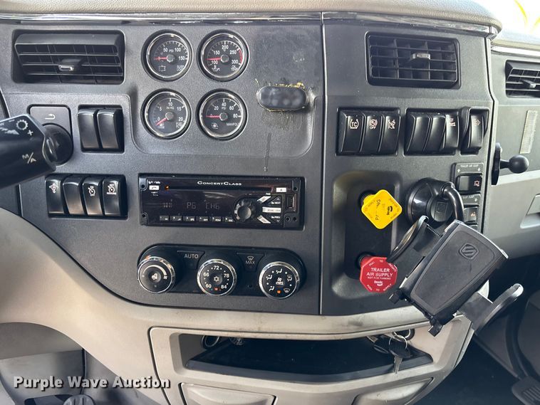 image for item YA3796 2019 Peterbilt 579 semi truck
