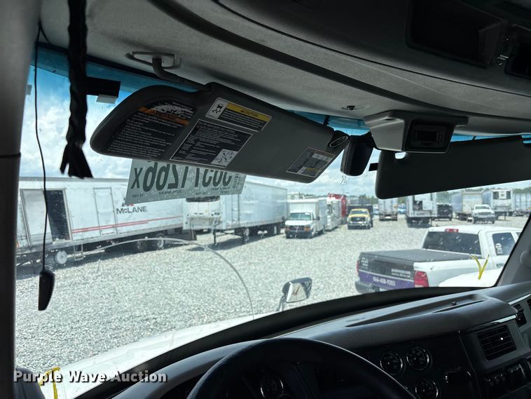 image for item YA3796 2019 Peterbilt 579 semi truck