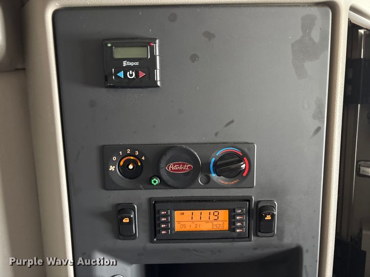 image for item YA3796 2019 Peterbilt 579 semi truck