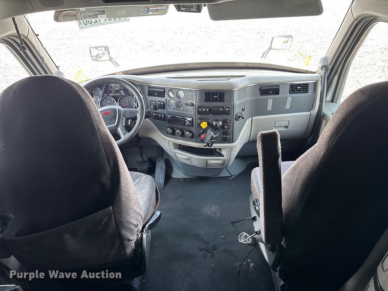image for item YA3796 2019 Peterbilt 579 semi truck