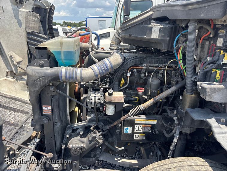 image for item YA3796 2019 Peterbilt 579 semi truck