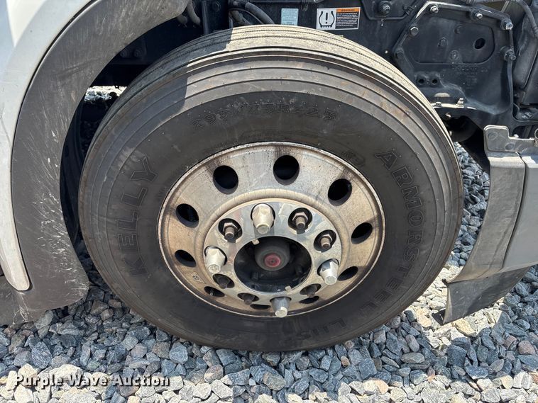 image for item YA3796 2019 Peterbilt 579 semi truck
