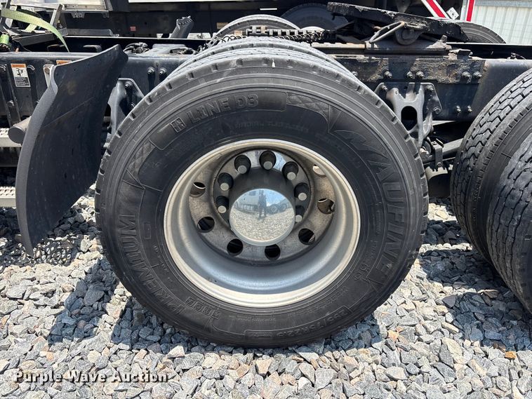 image for item YA3796 2019 Peterbilt 579 semi truck