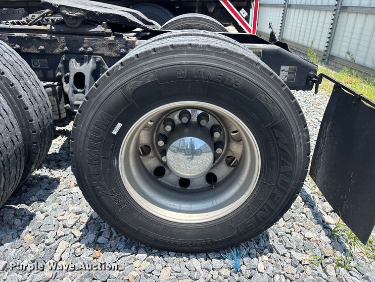 image for item YA3796 2019 Peterbilt 579 semi truck