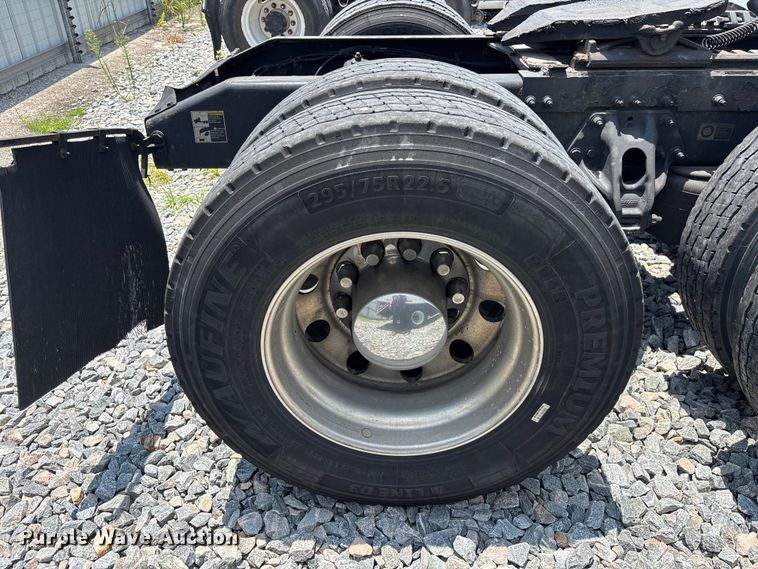 image for item YA3796 2019 Peterbilt 579 semi truck