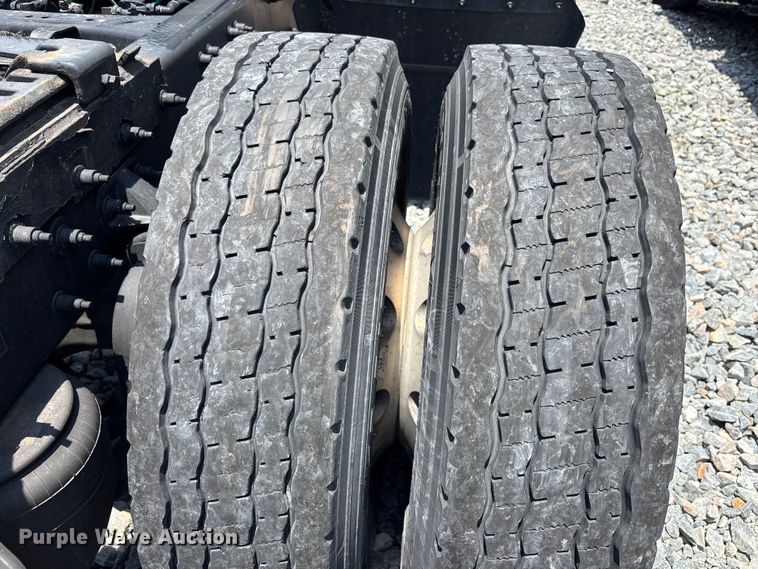 image for item YA3796 2019 Peterbilt 579 semi truck