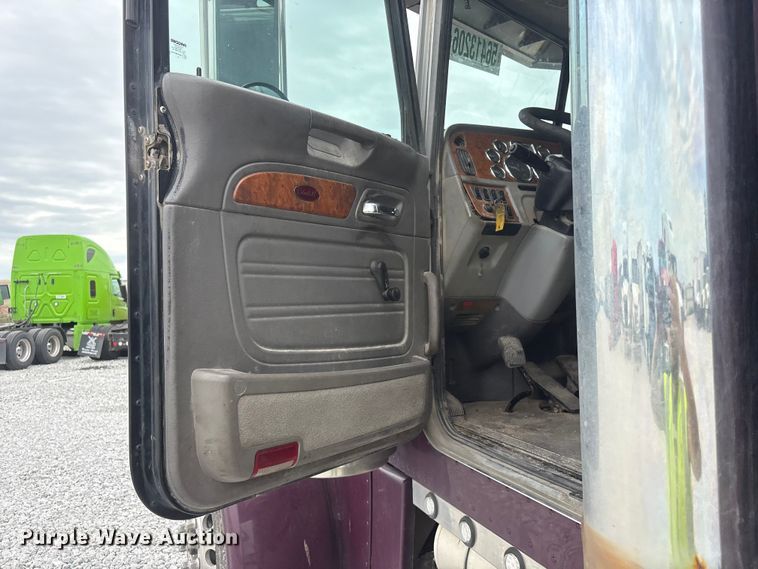 image for item YA3807 2008 Peterbilt 389 semi truck