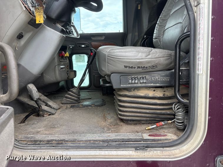 image for item YA3807 2008 Peterbilt 389 semi truck
