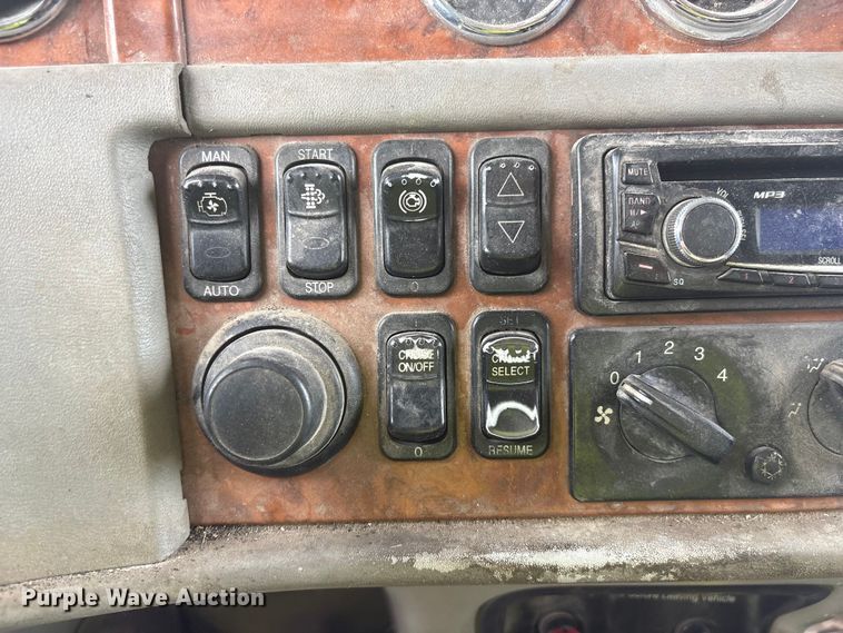 image for item YA3807 2008 Peterbilt 389 semi truck