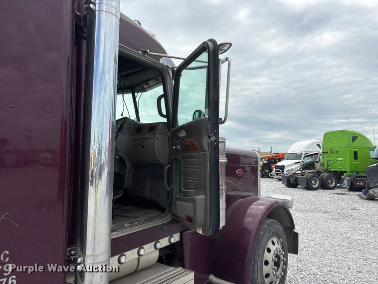 image for item YA3807 2008 Peterbilt 389 semi truck