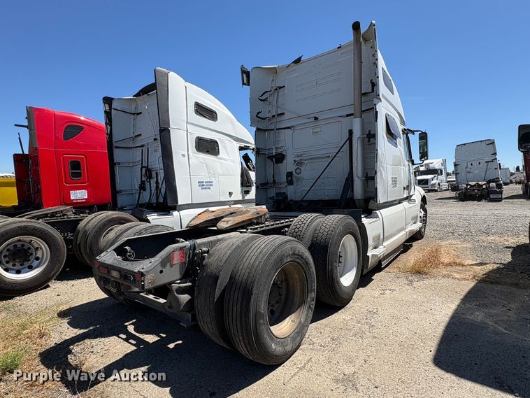 image for item YA3860 2022 Volvo VNL semi truck