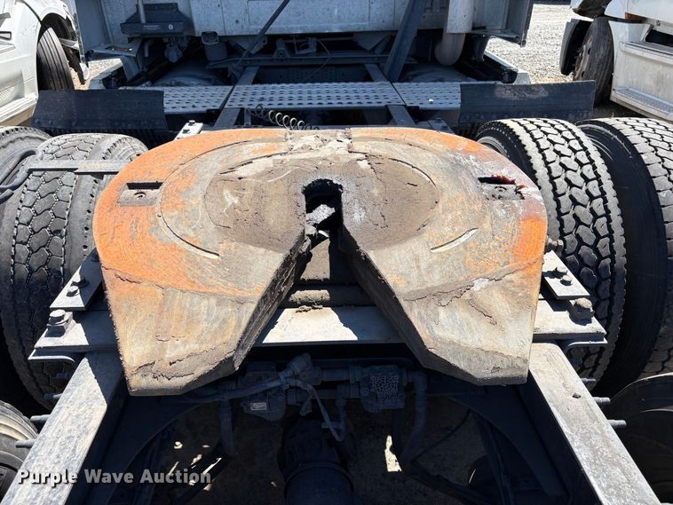 image for item YA3860 2022 Volvo VNL semi truck