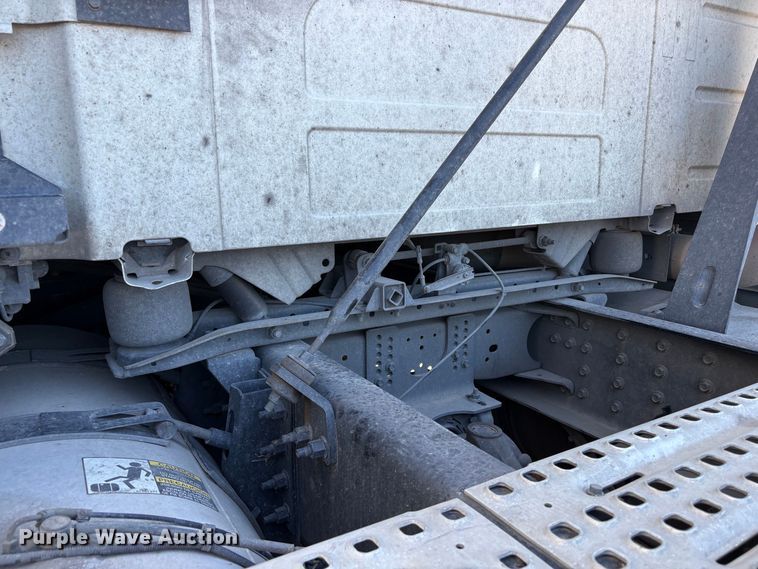 image for item YA3860 2022 Volvo VNL semi truck