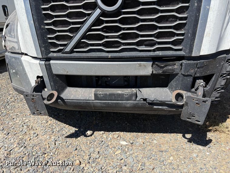 image for item YA3860 2022 Volvo VNL semi truck