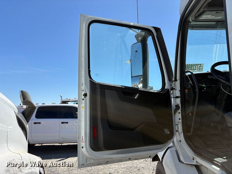 image for item YA3860 2022 Volvo VNL semi truck