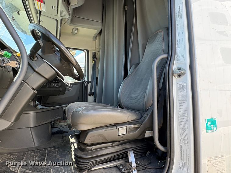 image for item YA3860 2022 Volvo VNL semi truck