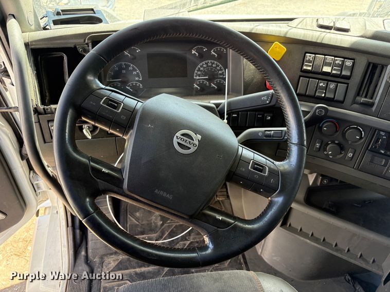 image for item YA3860 2022 Volvo VNL semi truck