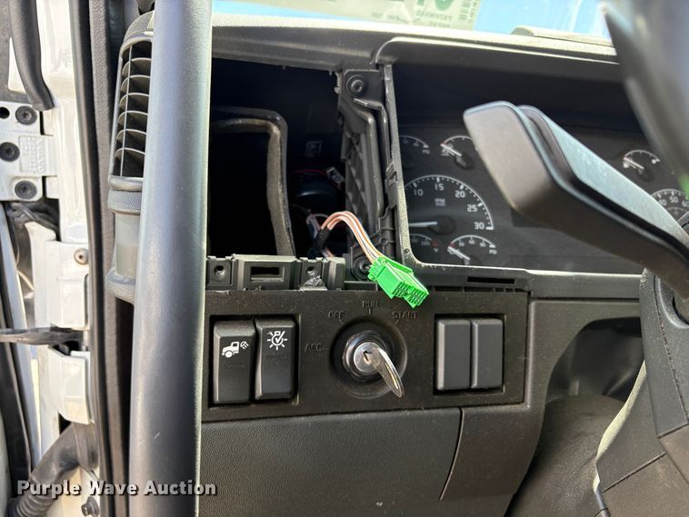 image for item YA3860 2022 Volvo VNL semi truck